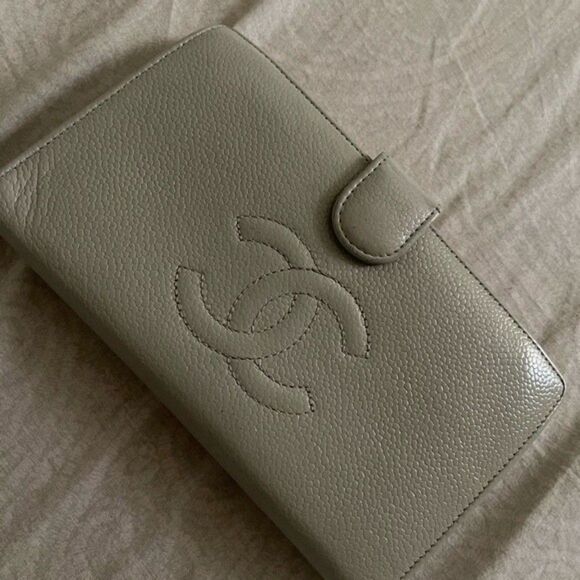 Green pre loved Chanel long wallet a lot of signs of use and wear - Picture 2 of 7